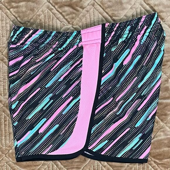 EUC Girl’s Xersion quick dri shorts with lining. - Picture 3 of 5